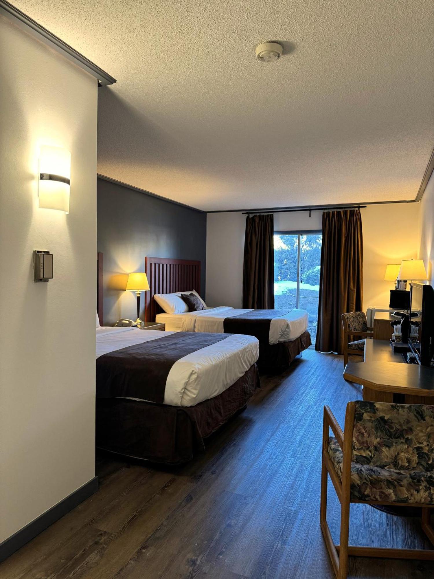 Divya Sutra Plaza And Conference Centre, Vernon, Bc Exteriör bild