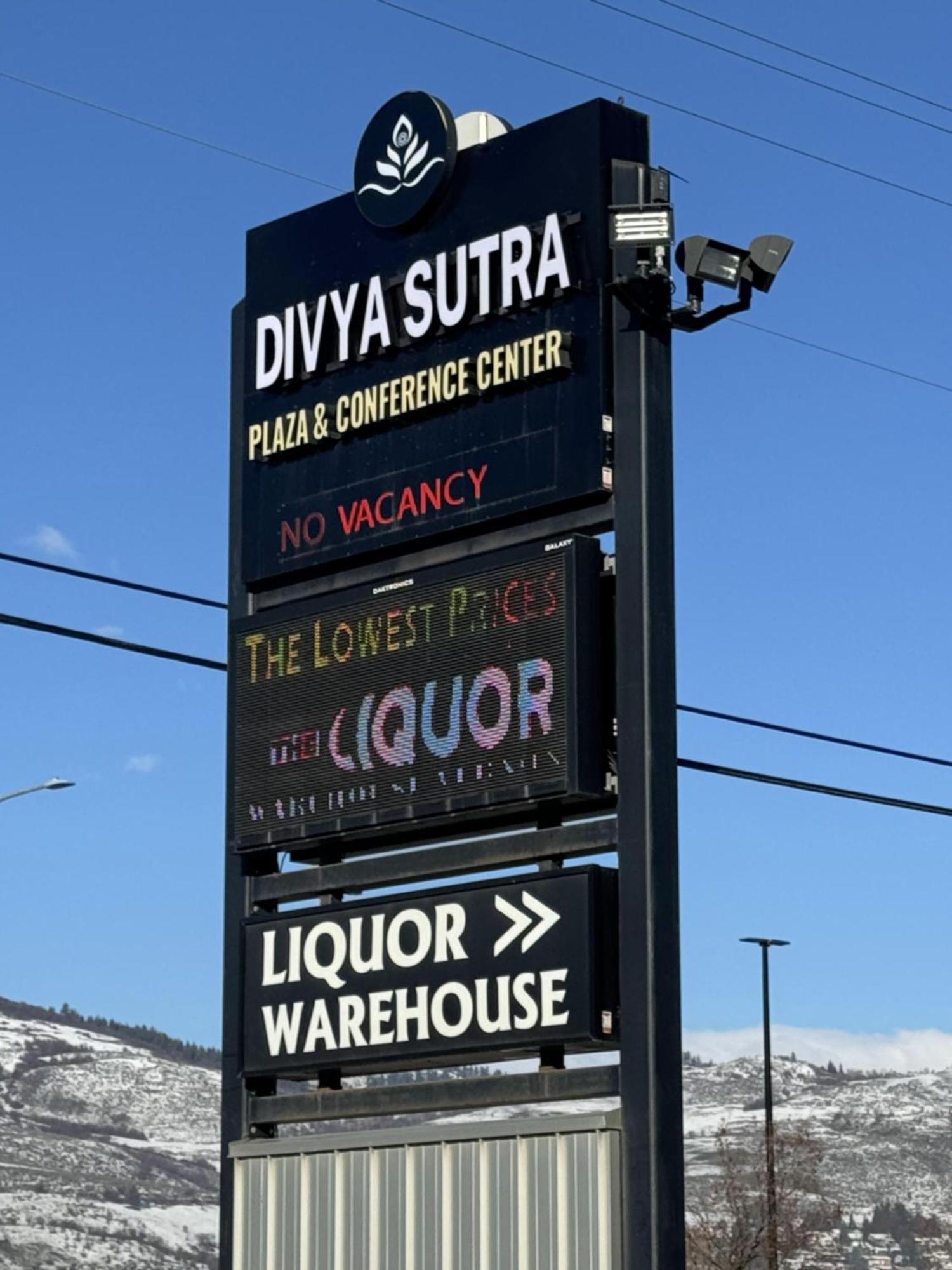 Divya Sutra Plaza And Conference Centre, Vernon, Bc Exteriör bild