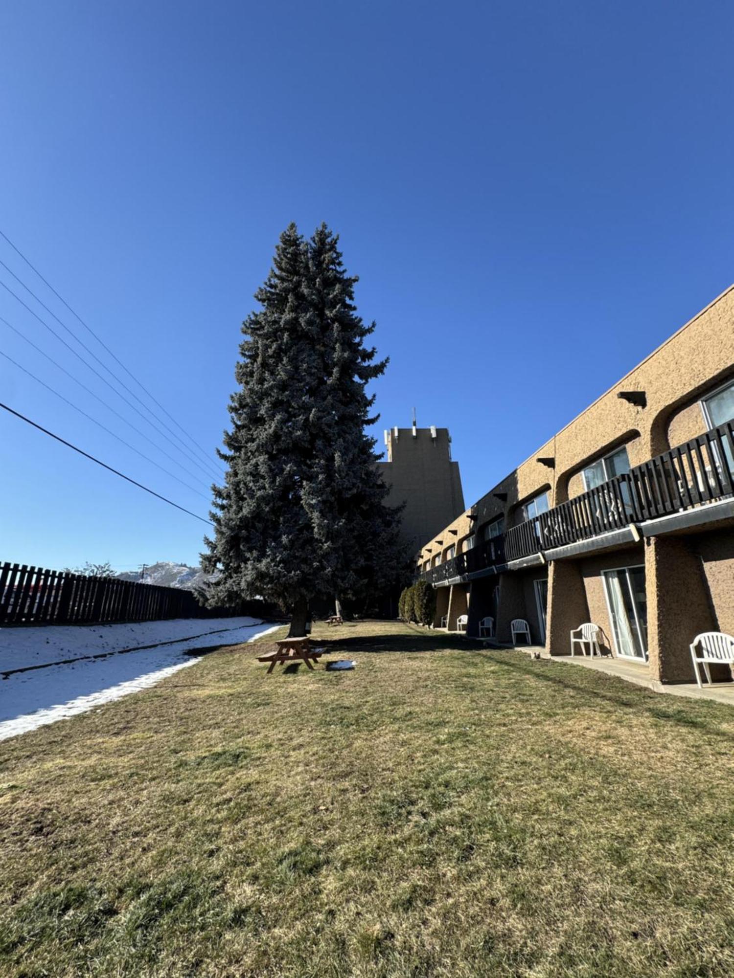 Divya Sutra Plaza And Conference Centre, Vernon, Bc Exteriör bild